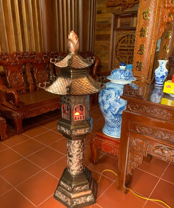 Đèn Thờ Hình Tháp gỗ hương ta.png
